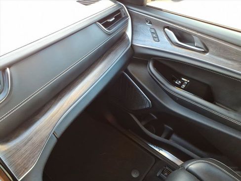 Used 2023 Jeep Grand Cherokee L Overland w/ Luxury Tech Group IV AWD/4WD image 34