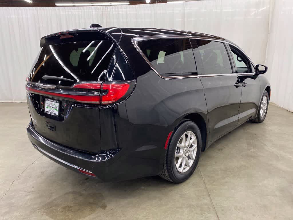 Used 2025 Chrysler Pacifica Select FWD image 6