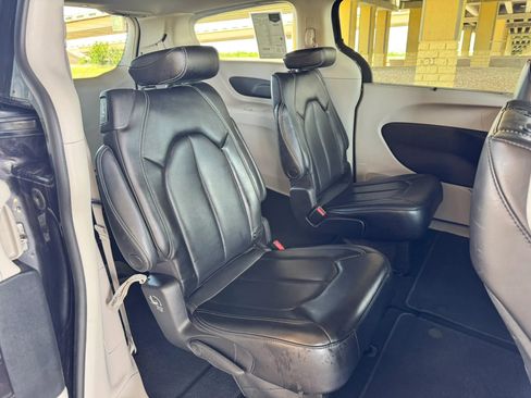 Used 2023 Chrysler Pacifica Touring-L FWD image 22