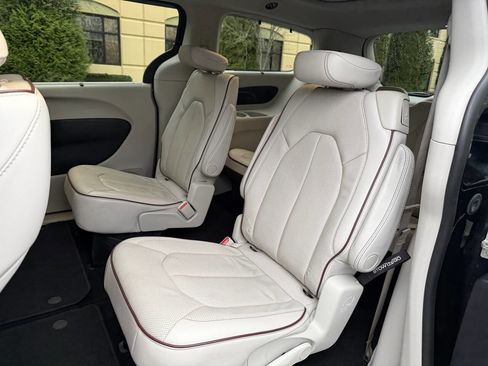 Used 2019 Chrysler Pacifica Limited image 27
