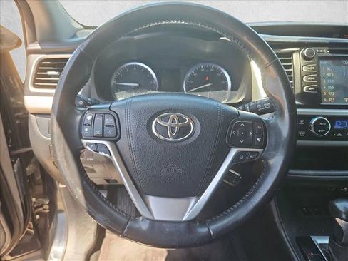 Used 2017 Toyota Highlander SE FWD image 13