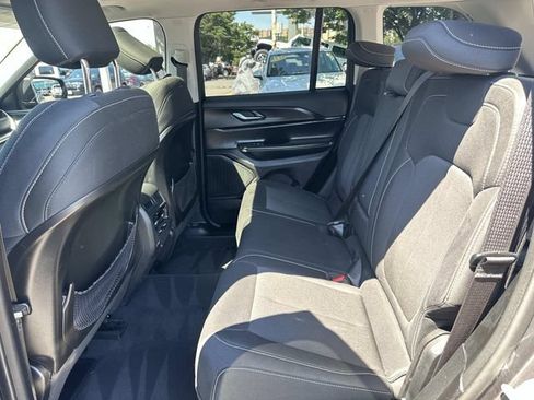 Used 2023 Jeep Grand Cherokee Laredo w/ Luxury Tech Group I AWD/4WD image 14