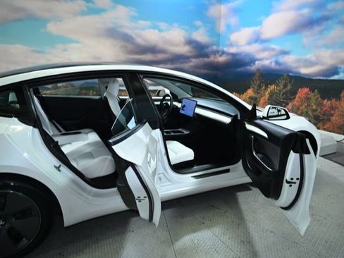 Used 2021 Tesla Model 3 Standard Range Plus image 45