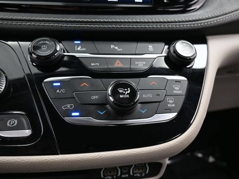 Used 2023 Chrysler Pacifica Touring-L FWD image 23