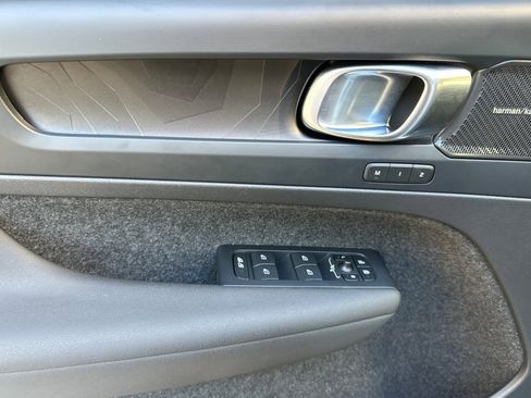 Used 2023 Volvo XC40 Recharge Ultimate image 10