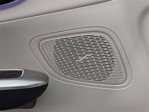 Used 2025 Mercedes-Benz GLC 300 4MATIC image 17