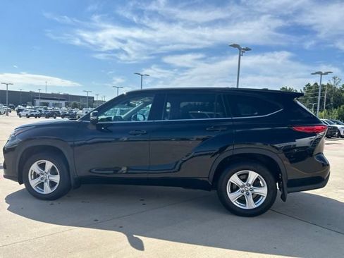 Used 2022 Toyota Highlander L FWD image 6