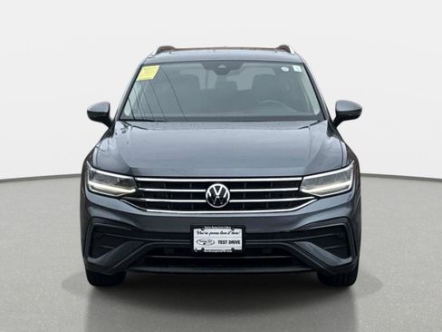 Used 2022 Volkswagen Tiguan SE w/ Panoramic Sunroof Package image 2