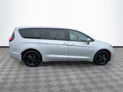 Used 2022 Chrysler Pacifica Limited w/ Uconnect Theater Family Group image 8