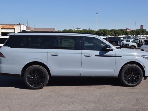 New 2025 Lincoln Navigator L Reserve w/ Jet Appearance Package image 5