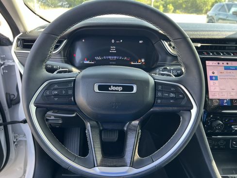 Used 2023 Jeep Grand Cherokee Limited w/ Luxury Tech Group II AWD/4WD image 8