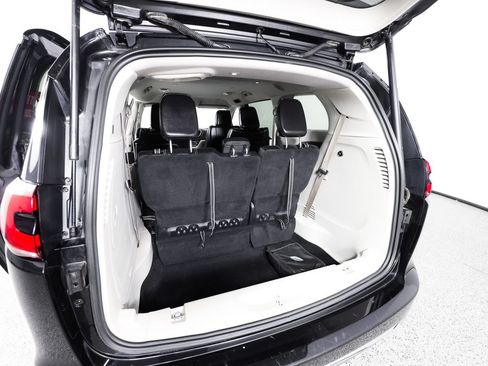 Used 2022 Chrysler Pacifica Touring-L FWD image 16