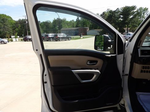 Used 2017 Nissan Titan SL w/ Chrome Package image 9