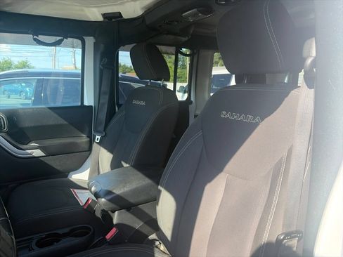 Used 2017 Jeep Wrangler Unlimited Sahara w/ Connectivity Group AWD/4WD image 12