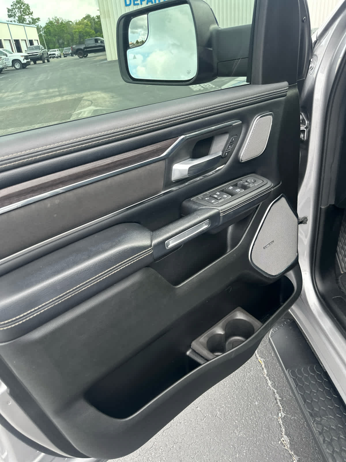 Used 2025 RAM 1500 Laramie w/ Advanced Safety Group II AWD/4WD image 18