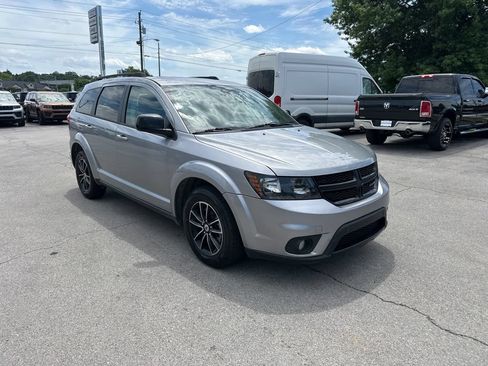 Used 2019 Dodge Journey SE w/ Premium Group FWD image 2