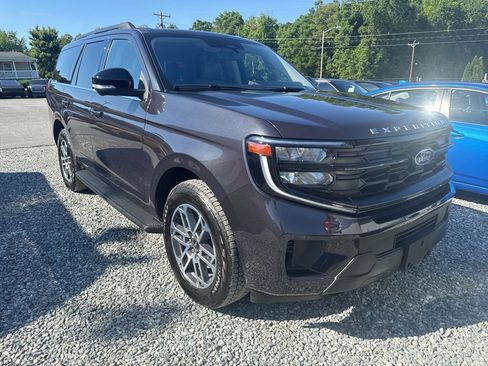 Used 2025 Ford Expedition Active AWD/4WD image 2