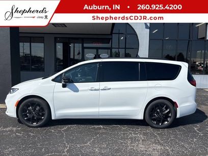 New 2026 Chrysler Pacifica Limited w/ S Appearance Package