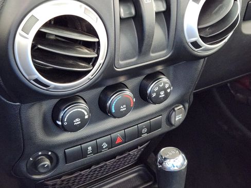 Used 2012 Jeep Wrangler Rubicon w/ PWR Convenience Group image 24