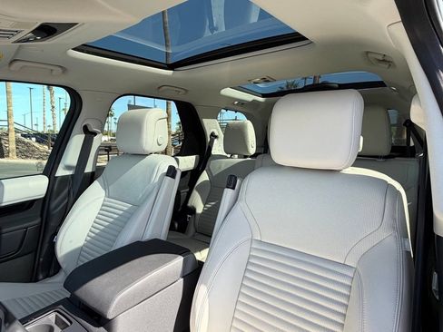 Used 2025 Land Rover Discovery S AWD/4WD image 6