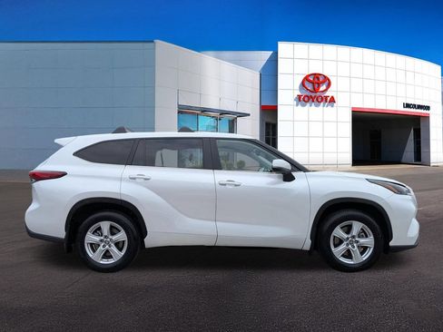 Used 2023 Toyota Highlander LE FWD image 8