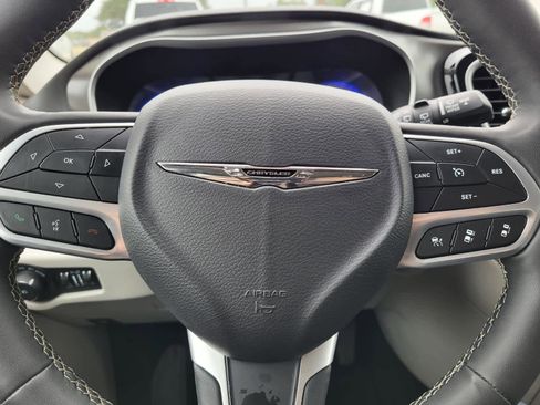 Used 2024 Chrysler Pacifica Touring-L image 19