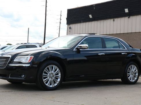 Used 2011 Chrysler 300 C AWD/4WD image 18