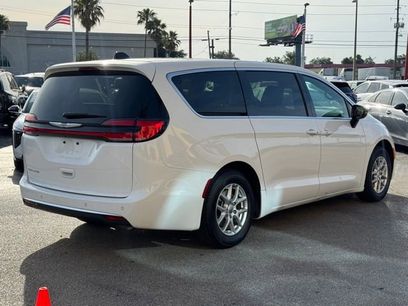 Used 2025 Chrysler Pacifica Select