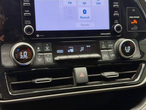 Used 2021 Toyota Highlander L FWD image 17