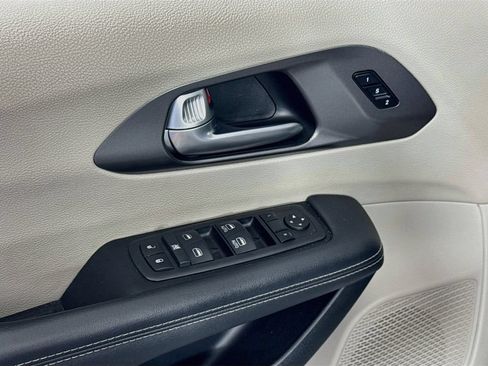 Used 2024 Chrysler Pacifica Touring-L FWD image 17