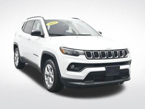 Used 2025 Jeep Compass Latitude AWD/4WD image 3