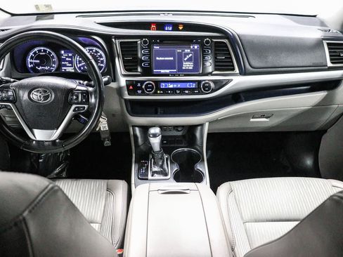 Certified 2019 Toyota Highlander Plus w/ Carpet Mat Package (TMS) FWD image 14