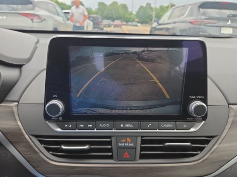 Used 2025 Nissan Altima 2.5 SV FWD image 15