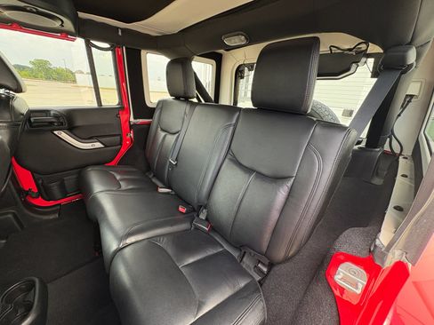 Used 2013 Jeep Wrangler Unlimited Sahara w/ Connectivity Group AWD/4WD image 39