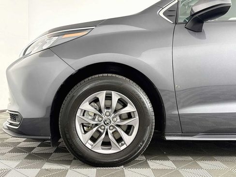 Used 2025 Toyota Sienna LE AWD/4WD image 28