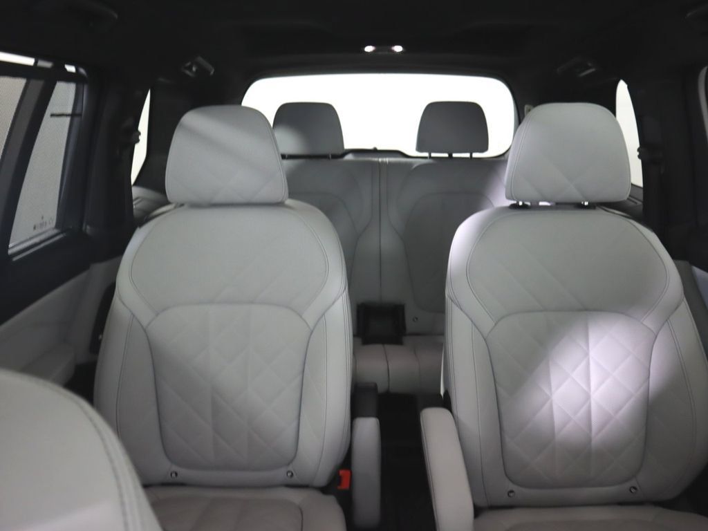 Used 2023 BMW X7 xDrive40i w/ M Sport Package AWD/4WD image 33