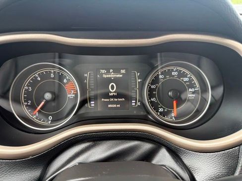 Used 2017 Jeep Cherokee Latitude w/ Cold Weather Group AWD/4WD image 26