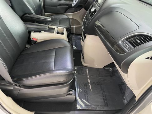 Used 2014 Chrysler Town & Country Touring image 32