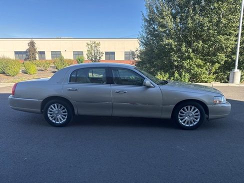 Used 2004 Lincoln Town Car Signature image 4