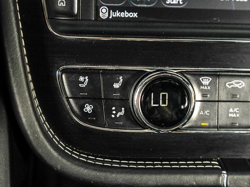 Used 2017 Bentley Bentayga image 48