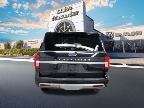Used 2024 Ford Expedition XLT image 7