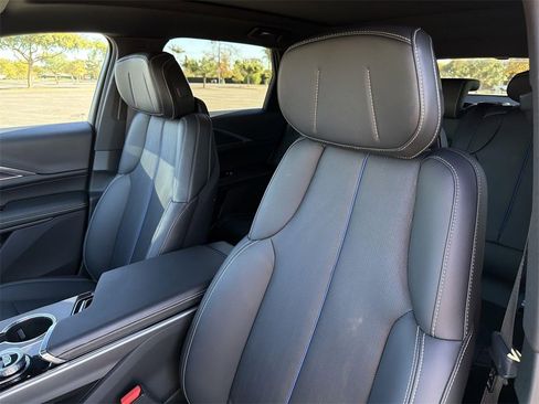 Used 2025 Cadillac Lyriq Luxury image 24