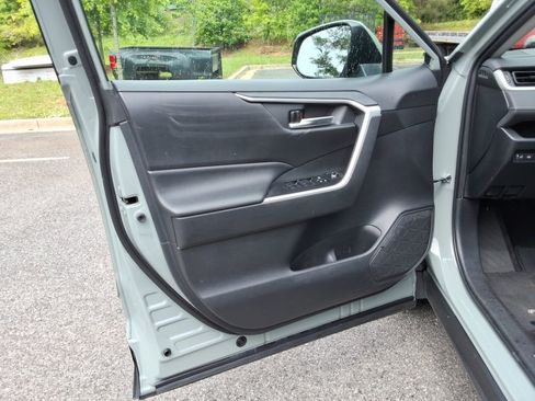 Used 2019 Toyota RAV4 XLE w/ Convenience Package FWD image 21
