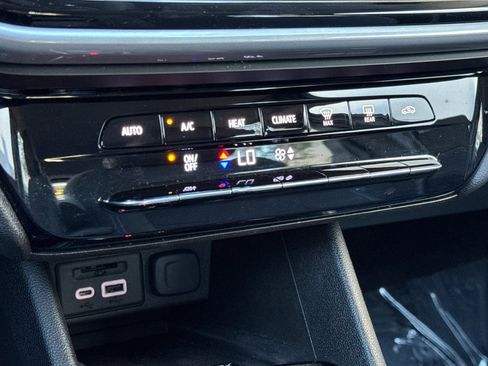 Used 2022 Chevrolet Bolt EUV LT image 23