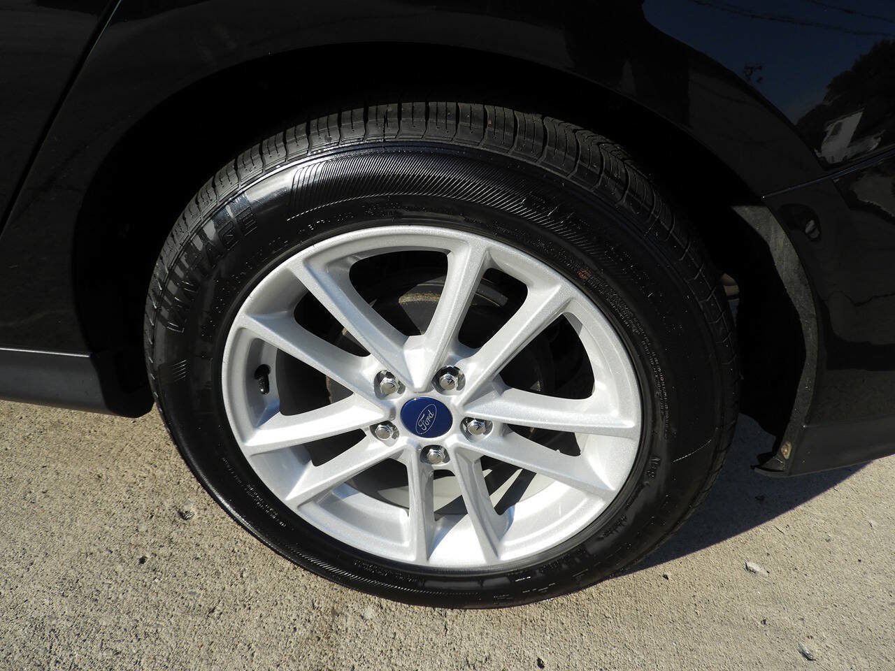 Used 2018 Ford Focus SE w/ Cold Weather Package FWD image 11