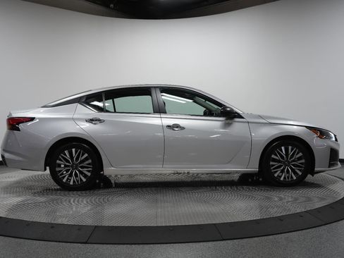 Used 2024 Nissan Altima 2.5 SV image 9