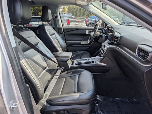 Used 2022 Ford Explorer XLT w/ Equipment Group 202A image 12