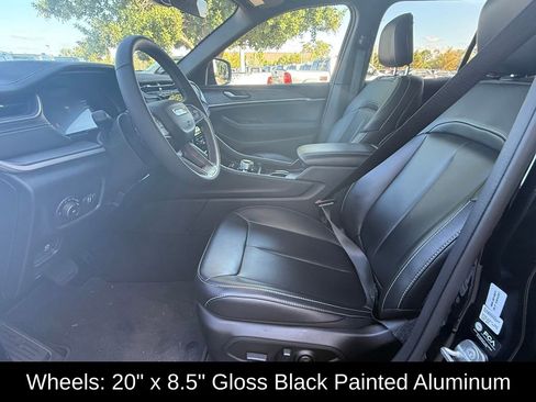 Certified 2025 Jeep Grand Cherokee Limited w/ Black Appearance Package image 11