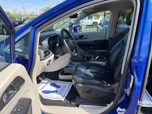 Used 2020 Chrysler Pacifica Touring-L image 9