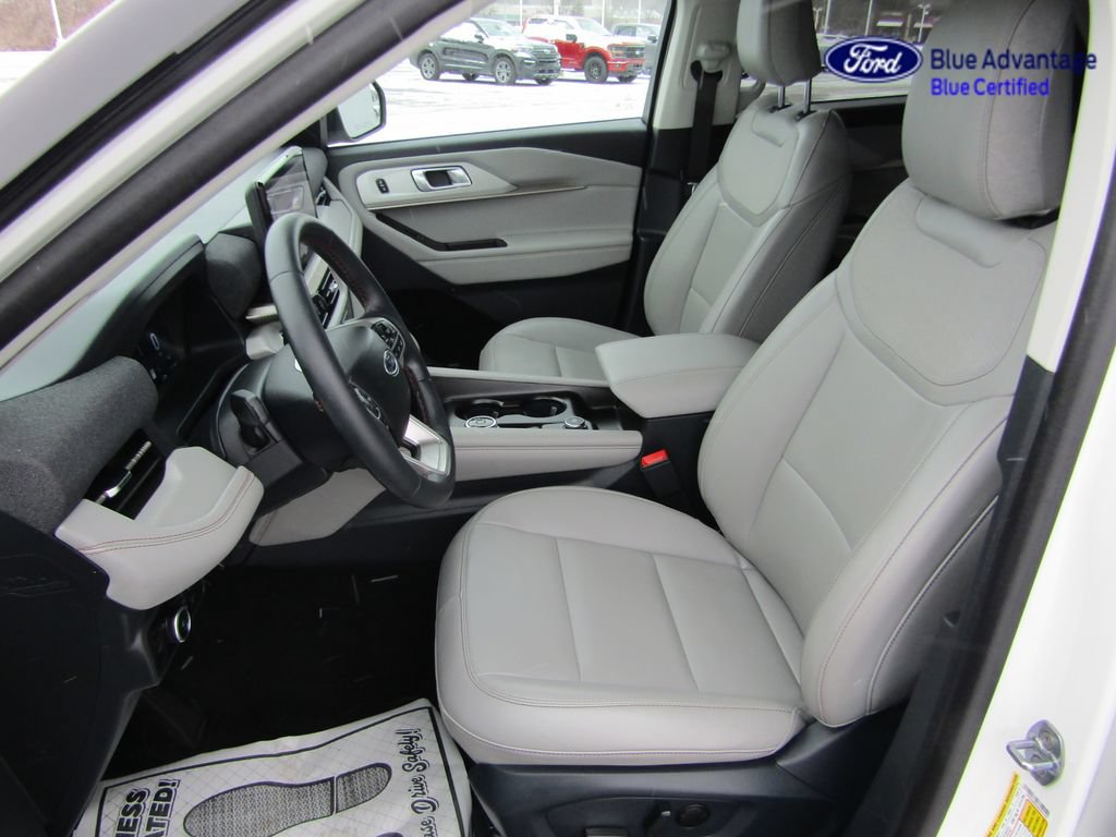 Used 2025 Ford Explorer Active AWD/4WD image 11